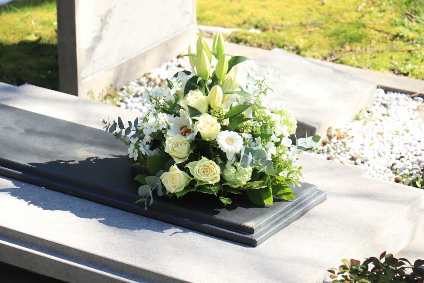 Jakie kwiaty postawić na grobie zmarłego?
